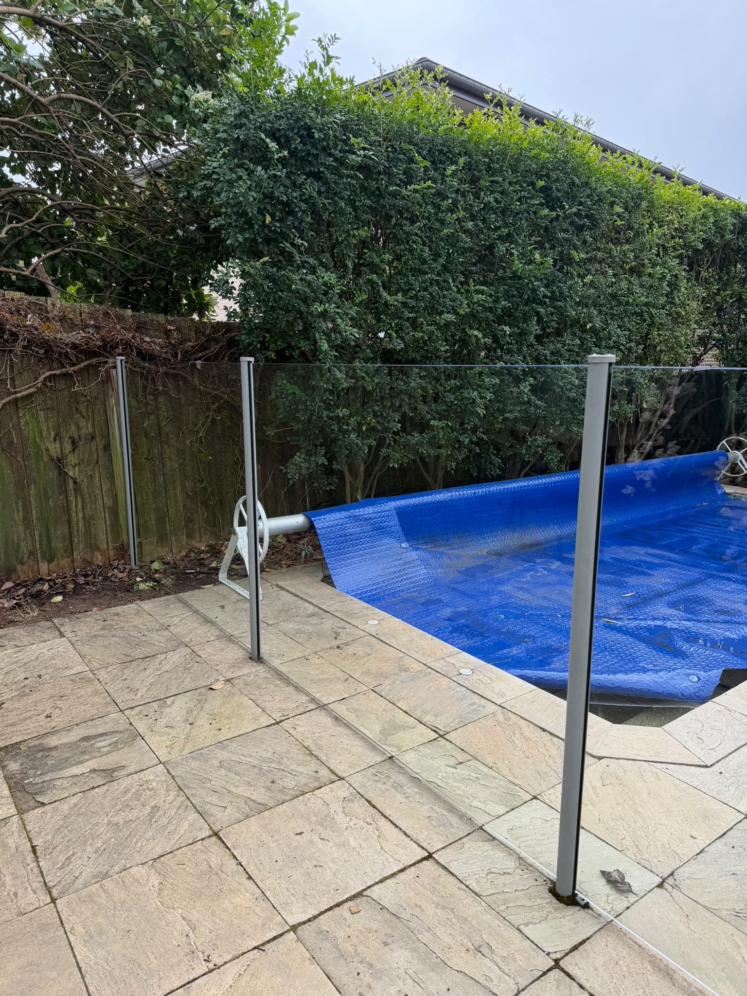 glass pool fence